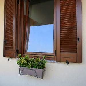 Silvano the anthracite low mounting plant pot to facilitate the opening of the shutters.