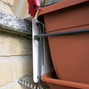 Silvano hanging flowerbox hooked at the windowsill